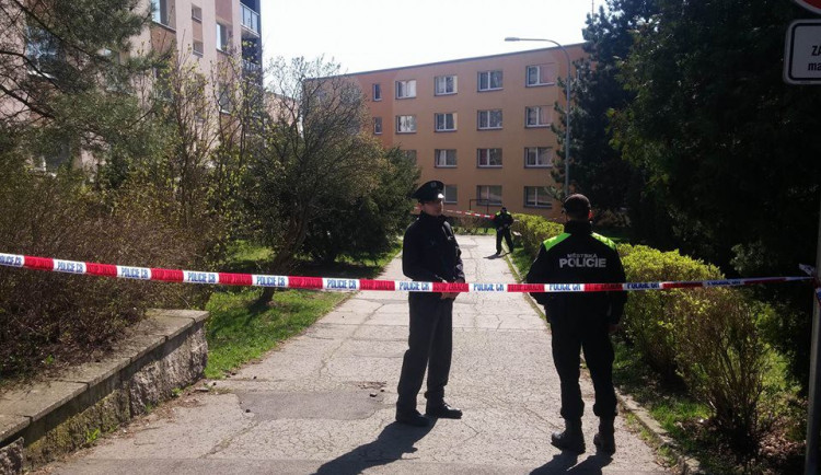 V paneláku stále probíhá zásah.