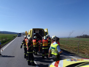 Vážná nehoda na Albrechtickém kopci, motocyklista vjel do příkopa