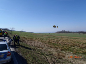 Vážná nehoda na Albrechtickém kopci, motocyklista vjel do příkopa