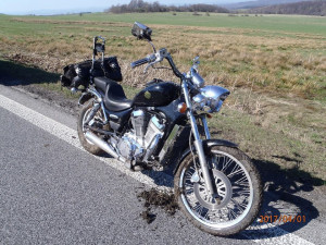 Vážná nehoda na Albrechtickém kopci, motocyklista vjel do příkopa