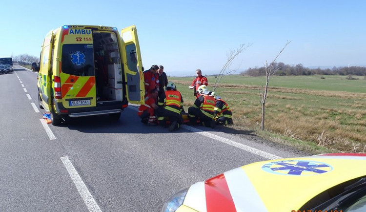 Vážná nehoda na Albrechtickém kopci, motocyklista vjel do příkopa