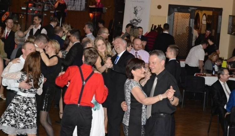 FOTO: Střelci a příznivci bojového umění Systema společně plesali U Košků