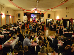 Ples probíhal v dobré náladě.