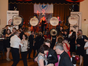 Ples probíhal v dobré náladě.