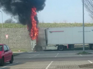 VIDEO: U Globusu hořel kamion, z tahače zůstala jen ohořelá karoserie