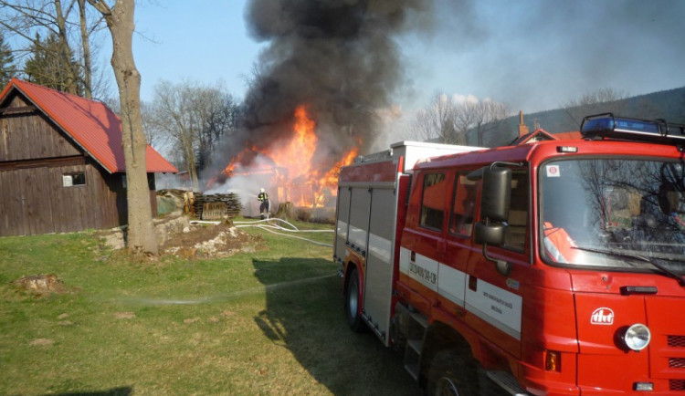 Ve Smržovce lehla popelem stodola, škoda je 700 tisíc korun