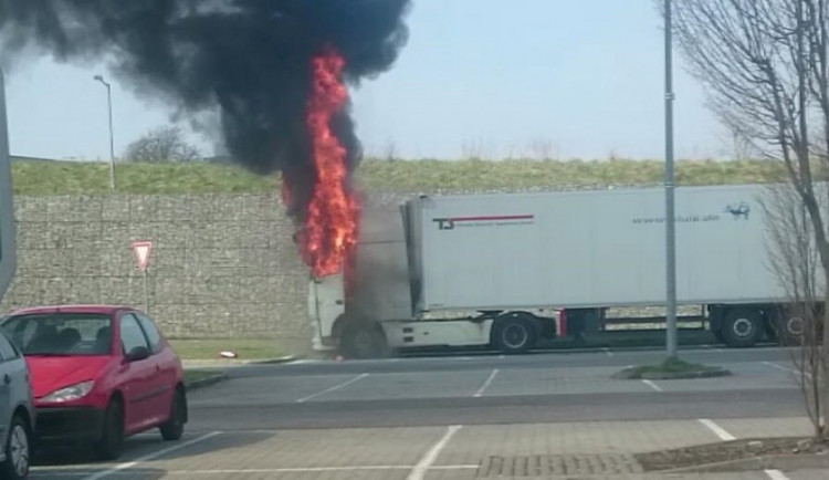 Požár kamionu u nákupního centra Géčko