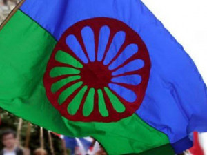 Před libereckou radnicí zavlaje o víkendu romská vlajka