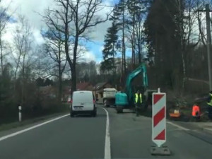 VIDEO: Dopravu mezi Libercem a Frýdlantem komplikuje další omezení, v Mníšku pokračuje stavba chodníku