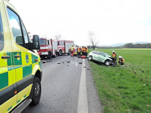 Čelní náraz nepřežil řidič auta.