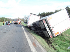 Čelní náraz nepřežil řidič auta.