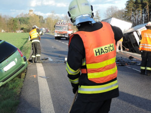 Tragická nehoda. Při srážce náklaďáku s autem na rovném úseku zemřel řidič