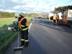 Čelní náraz nepřežil řidič auta.