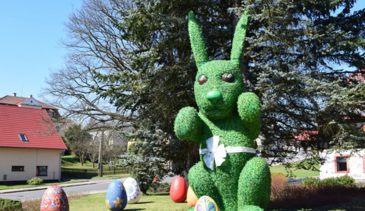 Velikonoční zajíc v Rynolticích.