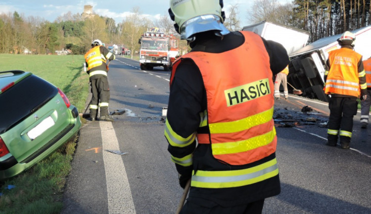 Čelní náraz nepřežil řidič auta.