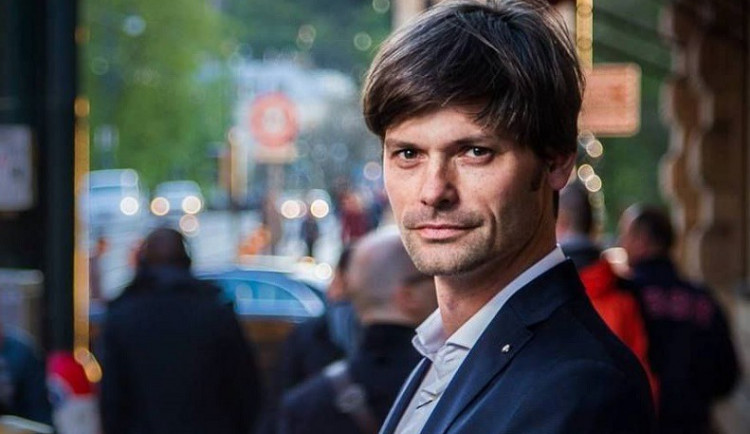 Duben u Fryče: Ro(c)kování Jiřího Černého, prezidentský kandidát Marek Hilšer i Science Café