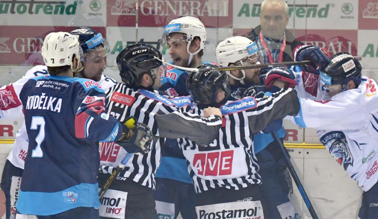 Celý zápas byl plný potyček.