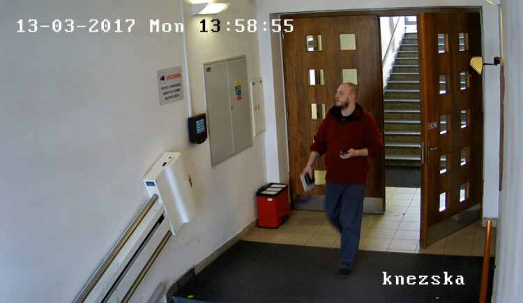 Policie hledá muže, co si pravděpodobně přivlastnil iPhone