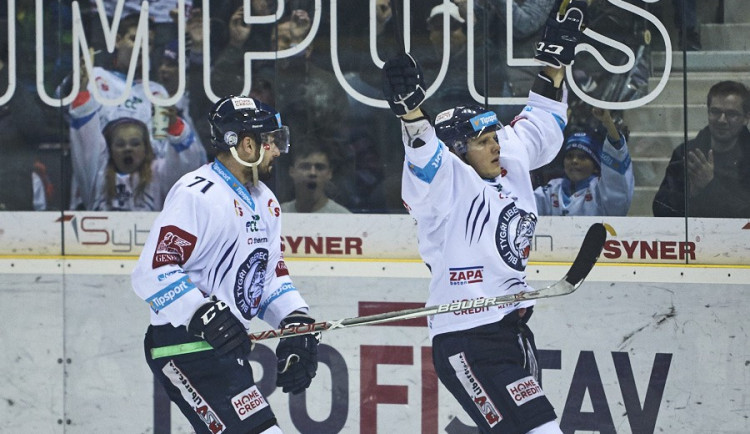 Radim Šimek se raduje po vstřelení vítězného gólu.