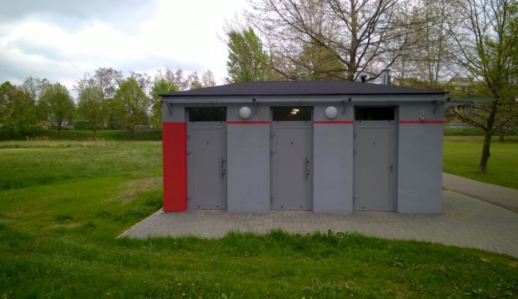 Veřejnost může využít záchody ve Stromovce. Otevřené budou do října