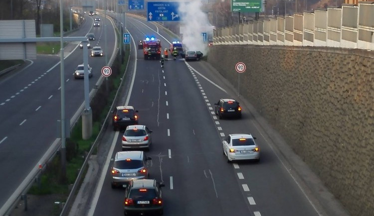 Na výpadovce na Děčín hořelo auto.