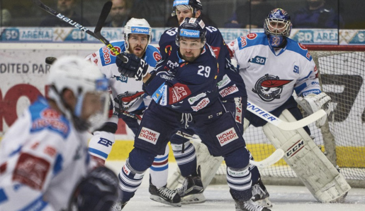 Lukáš Krenželok bojuje před bránou.