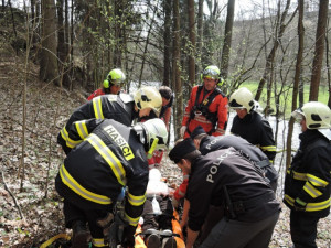 Traktor se zřítil ze srázu.