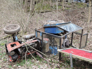 Traktor se zřítil ze srázu.