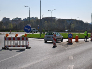 Řidiči v sevření uzavírek a omezení. Dnes se uzavřel nájezd na průtah Libercem, práce komplikují provoz i v centru