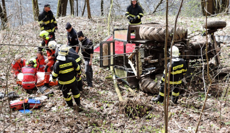 Traktor se zřítil ze srázu.