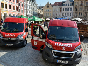 Dobrovolní hasiči z Machnína a Vesce dostali novou techniku, staré Avie můžou vyřadit