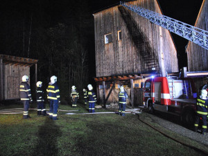 FOTO: V Harrachově večer hořela střecha jednoho z domů resortu Natura Park
