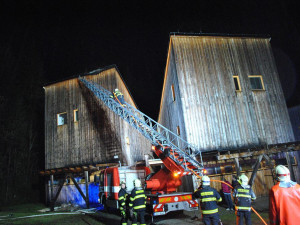 V Harrachově večer hořela střecha jednoho z domů resortu Natura Park