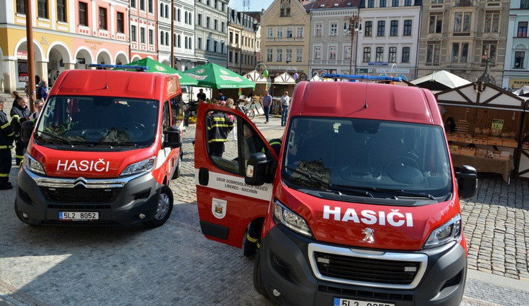 Dobrovolní hasiči z Machnína a Vesce dostali novou techniku, staré Avie můžou vyřadit