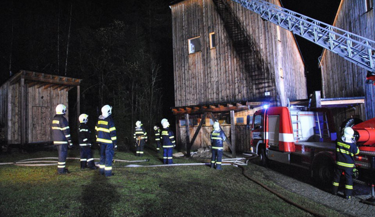 V Harrachově večer hořela střecha jednoho z domů resortu Natura Park