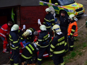 Žlutý vrtulník zasahoval v Mníšku. Muž utrpěl při manipulaci s hořlavinami těžké popáleniny