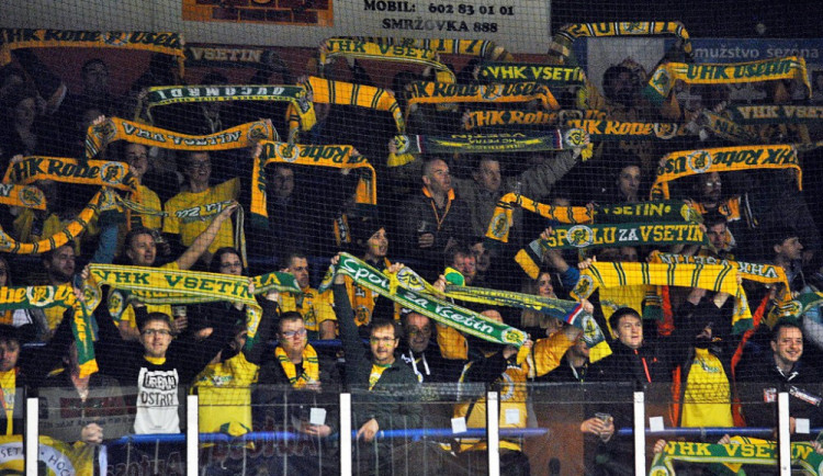 Vsetínské hokejisty přijely na sever Čech podpořit stovky příznivců, Baníkovci problémy nedělali