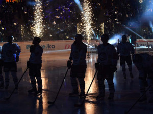 Extraligové finále odstartovalo! Brněnská Kometa zazářila na ledě Tygrů a těsně zvítězila