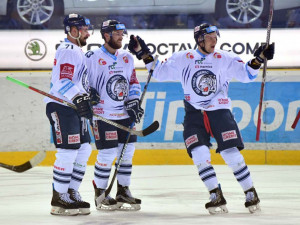 Extraligové finále odstartovalo! Brněnská Kometa zazářila na ledě Tygrů a těsně zvítězila