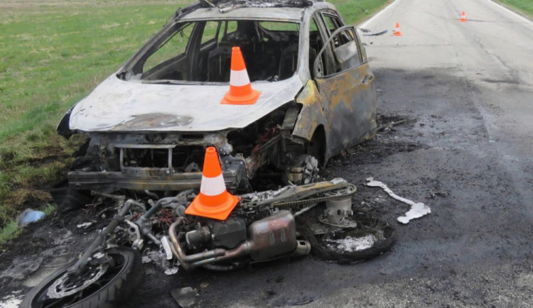 Pro motorkáře musel k Nové Bystřici letět vrtulník. Škoda na vozidlech čítá 400 tisíc