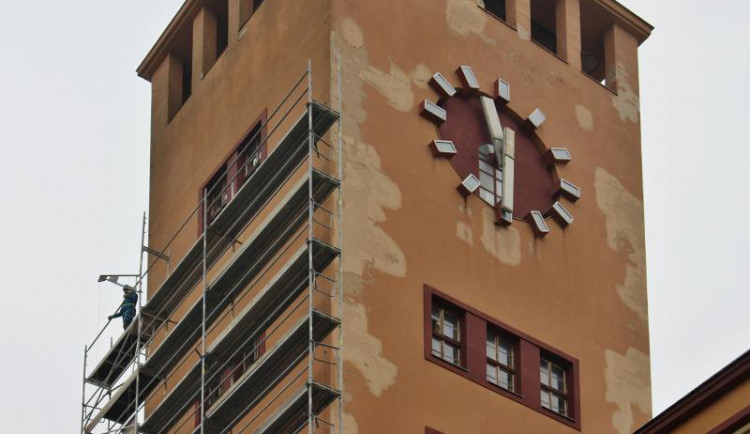 Oprava věže radnice v Jablonci nad Nisou znovu omezí parkování