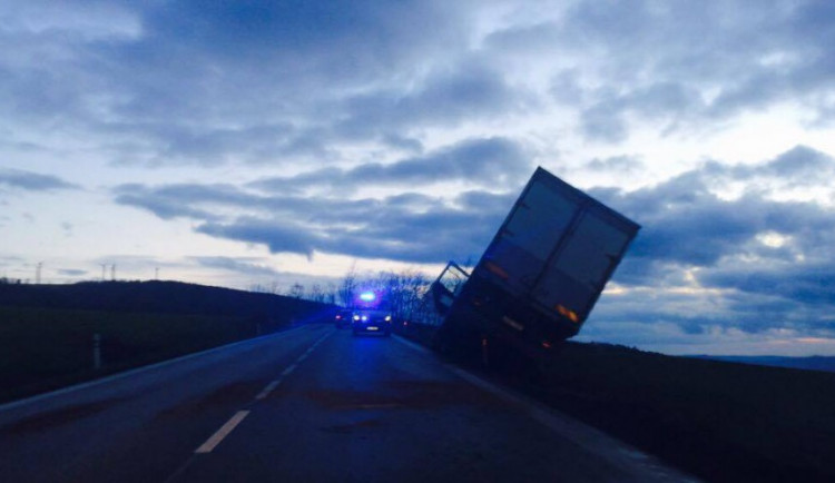 FOTO: Na Albrechtickém kopci sjelo do příkopu nákladní auto