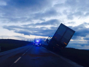 FOTO: Na Albrechtickém kopci sjelo do příkopu nákladní auto