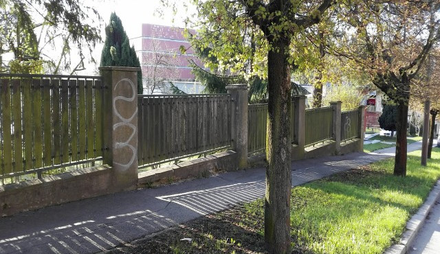 Policisté pátrají po sprejerovi, která řádí po celé České Lípě. Na fasády stříká číslice