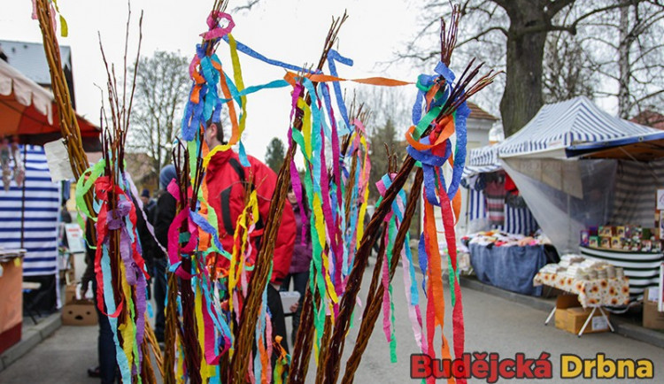 Kluci chodí na velikonoční hodování a šlehají holky. Pro jejich krásu