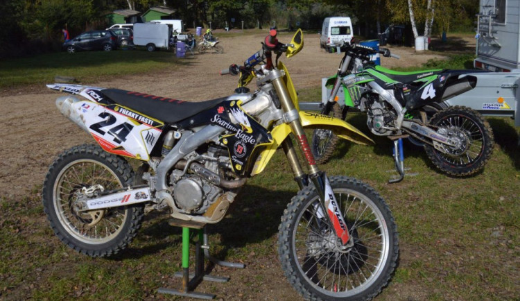 Policisté pátrají po odcizených krosových motorkách