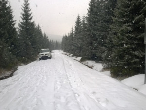 Silnice přes Souš je stále zavřená. Místy leží až 40 centimetrů sněhu, další má připadnout