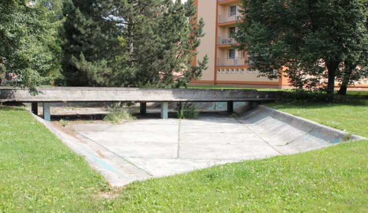 Bazének je přes dvacet let bez vody.