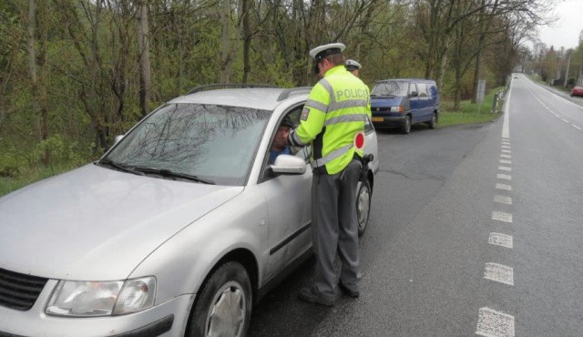 Řidiči pod vlivem alkoholu i drog, policisté rozdali stovky pokut