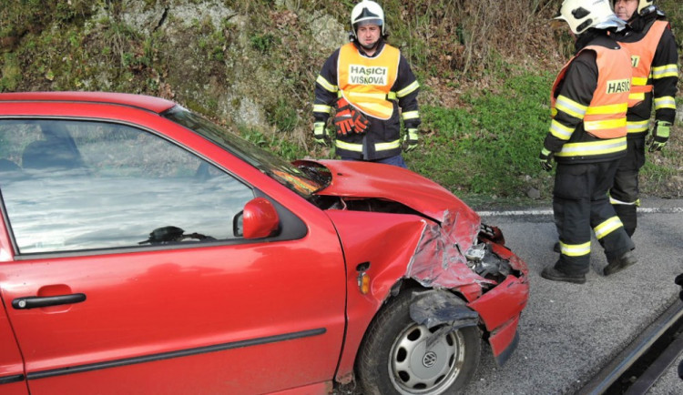 U Višňové se dnes ráno střetl vlak s osobním automobilem